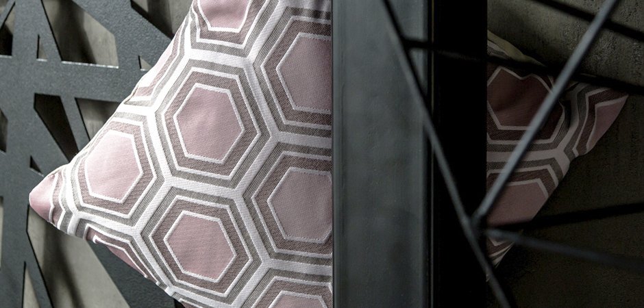 Подушка Hexagon Pink Geometry Подушка Hexagon Pink Geometry - Loft-Concept в Саратове