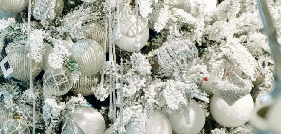 Дизайнерская Елка Заснеженная с Белыми елочными игрушками Christmas Tree White Hoarfrost Дизайнерская Елка Заснеженная с Белыми елочными игрушками Christmas Tree White Hoarfrost - Loft-Concept в Саратове