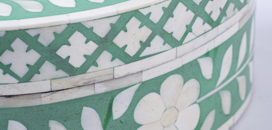 Круглая зеленая шкатулка инкрустация кость - фото №1