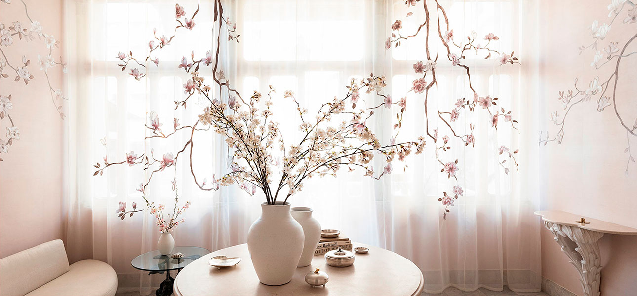 Обои Magnolia Canopy Original colourway on Rose Water metallic slub silk - фото №1