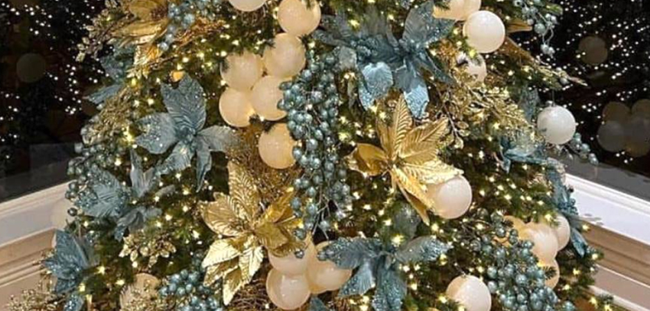 Дизайнерская Елка украшенная Золотыми и Голубыми Цветами Golden and Blue Flowers Дизайнерская Елка украшенная Золотыми и Голубыми Цветами Golden and Blue Flowers - Loft-Concept в Саратове