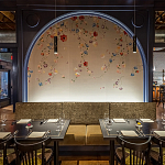 Обои ручная роспись Falling Flowers Standard colourway on Pale Grey dyed silk варинант исполнения - 1 | Loft Concept в Саратове