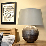 Настольная лампа с круглым фарфоровым основанием ручной работы с покрытием глазурью и белым абажуром из искусственного шелка Elstead Lighting варинант исполнения - 2 | Loft Concept в Саратове