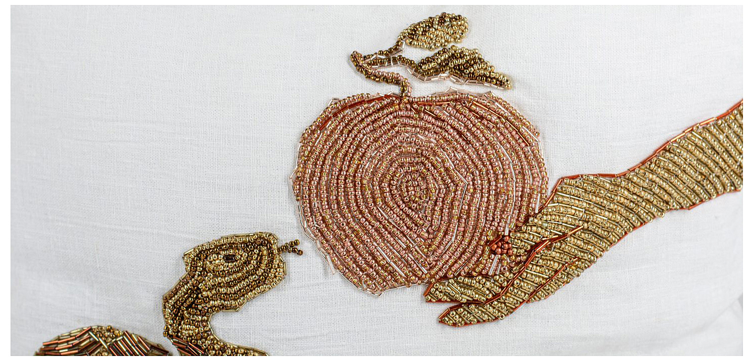 Подушка с вышивкой из бисера Snake with Apple Подушка с вышивкой из бисера Snake with Apple - Loft-Concept в Саратове