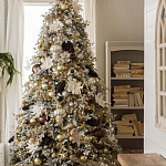 Дизайнерская Елка украшенная шарами в бежевых тонах и декором в виде белых цветов и шишек варинант исполнения - 1 | Loft Concept в Саратове