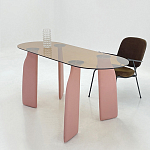 Обеденный стол со стеклянной столешницей и розовыми ножками с тканевой обивкой Wrigley варинант исполнения - 5 | Loft Concept в Саратове