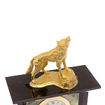 Часы настольные с декором в виде волка из натурального камня Офиокальцит Wolf Stone Clock варинант исполнения - 3 | Loft Concept в Саратове