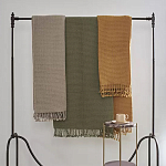 Плед из шерсти зеленого цвета с бахромой Waffle Comfort варинант исполнения - 4 | Loft Concept в Саратове