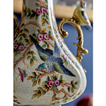 Ваза белого цвета из фарфора с цветочным рисунком и бронзовыми ручками с фигурками птиц Eden Garden porcelain and bronze варинант исполнения - 4 | Loft Concept в Саратове