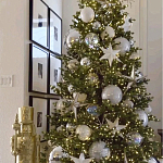 Украшенная Новогодняя Елка с серебряными шарами и звездами варинант исполнения - 1 | Loft Concept в Саратове