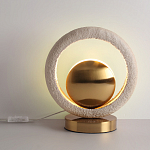 Настольная лампа с бежевым текстурным кольцом и латунным шаром в центре Tactile   варинант исполнения - 3 | Loft Concept в Саратове