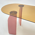 Обеденный стол со стеклянной столешницей и розовыми ножками с тканевой обивкой Wrigley варинант исполнения - 4 | Loft Concept в Саратове