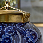 Ваза с насыщенным синим орнаментом и золотой крышкой Blue & White Ornament  варинант исполнения - 3 | Loft Concept в Саратове
