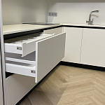 Угловой кухонный гарнитур Жемчужный белый Серый Clarke Kitchen Set White Grey варинант исполнения - 6 | Loft Concept в Саратове