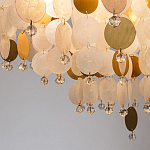 Люстра подвесная с белыми и золотыми круглыми подвесками Диаметр 70 см SHELL Chandelier варинант исполнения - 3 | Loft Concept в Саратове