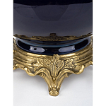 Ваза темно-синяя фарфоровая на бронзовой подставке с ажурным ободком и изогнутыми ручками Eden Garden варинант исполнения - 3 | Loft Concept в Саратове