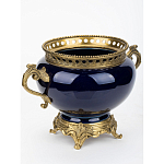 Ваза темно-синяя фарфоровая на бронзовой подставке с ажурным ободком и изогнутыми ручками Eden Garden варинант исполнения - 2 | Loft Concept в Саратове