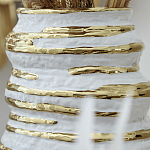 Ваза белая с рельефной поверхностью и золотыми полосами Vase Beehive варинант исполнения - 3 | Loft Concept в Саратове