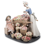 Статуэтка фарфоровая Девушка и маленькая девочка с цветами Charming Statuette варинант исполнения - 1 | Loft Concept в Саратове