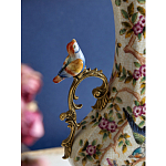 Ваза белого цвета из фарфора с цветочным рисунком и бронзовыми ручками с фигурками птиц Eden Garden porcelain and bronze варинант исполнения - 1 | Loft Concept в Саратове