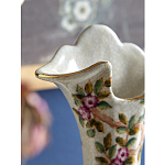 Ваза белого цвета из фарфора с цветочным рисунком и бронзовыми ручками с фигурками птиц Eden Garden porcelain and bronze варинант исполнения - 5 | Loft Concept в Саратове