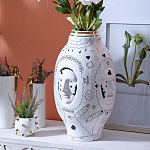 Ваза с декоративными лицами и графическими элементами в виде сердец и символов Faces of Imagination варинант исполнения - 3 | Loft Concept в Саратове