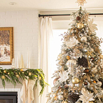 Дизайнерская Елка украшенная шарами в бежевых тонах и декором в виде белых цветов и шишек варинант исполнения - 3 | Loft Concept в Саратове