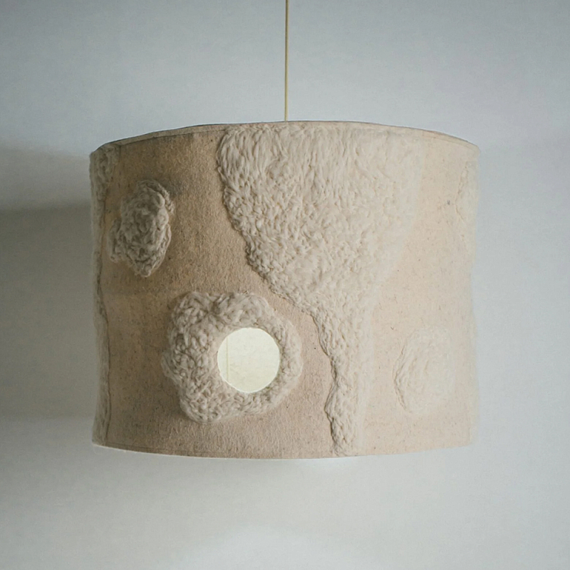 Подвесной светильник из шерсти в технике сухого валяния Dry Felted Wool Lamp Бежевый Подвесной светильник из шерсти в технике сухого валяния Dry Felted Wool Lamp Бежевый в Саратове | Loft Concept
