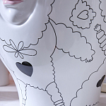 Ваза с декоративными лицами и графическими элементами в виде сердец и символов Faces of Imagination варинант исполнения - 10 | Loft Concept в Саратове