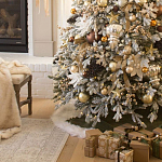 Дизайнерская Елка украшенная шарами в бежевых тонах и декором в виде белых цветов и шишек варинант исполнения - 2 | Loft Concept в Саратове