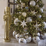 Украшенная Новогодняя Елка с серебряными шарами и звездами варинант исполнения - 2 | Loft Concept в Саратове