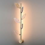 Бра с золотистой вертикальной трубкой и декоративными прозрачными листьями из стекла Sylva  варинант исполнения - 4 | Loft Concept в Саратове