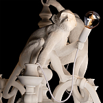 Люстра с тремя фигурами обезьян с лампочками в руках белого цвета Hanging Monkey варинант исполнения - 4 | Loft Concept в Саратове