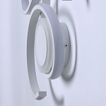 Бра белого цвета с изогнутыми световыми линиями и круглым основанием Luke Lampco Tracer Lamp варинант исполнения - 6 | Loft Concept в Саратове