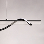 Люстра линейная черного цвета с волнообразным металлическим элементом Luke Lampco Tracer Lamp варинант исполнения - 8 | Loft Concept в Саратове