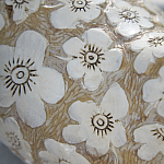 Статуэтка курица с резными белыми цветами на бежевой фактурной поверхности Rustic Chicken варинант исполнения - 2 | Loft Concept в Саратове