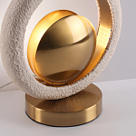 Настольная лампа с бежевым текстурным кольцом и латунным шаром в центре Tactile   варинант исполнения - 8 | Loft Concept в Саратове