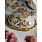 Ваза белого цвета из фарфора с цветочным рисунком и бронзовыми ручками с фигурками птиц Eden Garden porcelain and bronze варинант исполнения - 3 | Loft Concept в Саратове