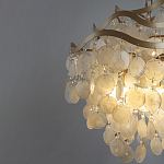Люстра подвесная с белыми перламутровыми подвесками и изогнутыми золотистыми элементами Диаметр 50 см SHELL Chandelier варинант исполнения - 3 | Loft Concept в Саратове