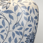 Настольная лампа с керамическим основанием в белом цвете с синим цветочным орнаментом на темной деревянной подставке и тканевым абажуром Elstead Lighting варинант исполнения - 4 | Loft Concept в Саратове