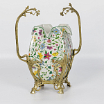 Ваза белого цвета из фарфора с ярким цветочным узором и бронзовыми ручками в виде ветвей Eden Garden porcelain and bronzeм варинант исполнения - 1 | Loft Concept в Саратове