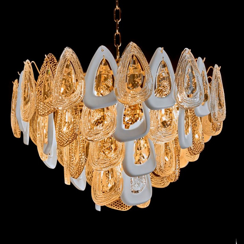 Люстра с многослойными белыми и прозрачными подвесками Character Chandelier Золотой Прозрачный Белый Люстра с многослойными белыми и прозрачными подвесками Character Chandelier Золотой Прозрачный Белый в Саратове | Loft Concept